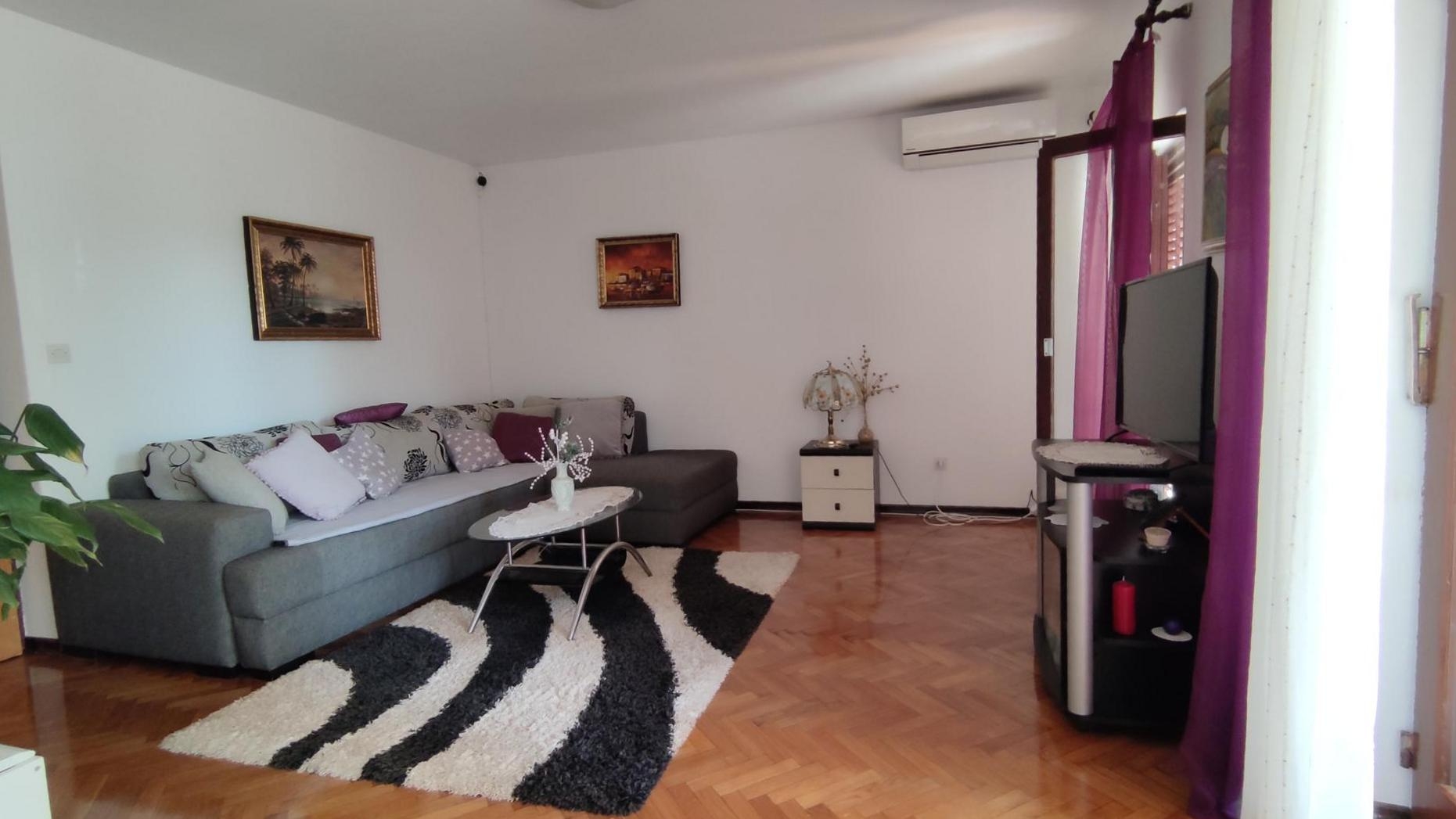 Two bedroom apartment with terrace Palit, Rab (A-23623-a)
