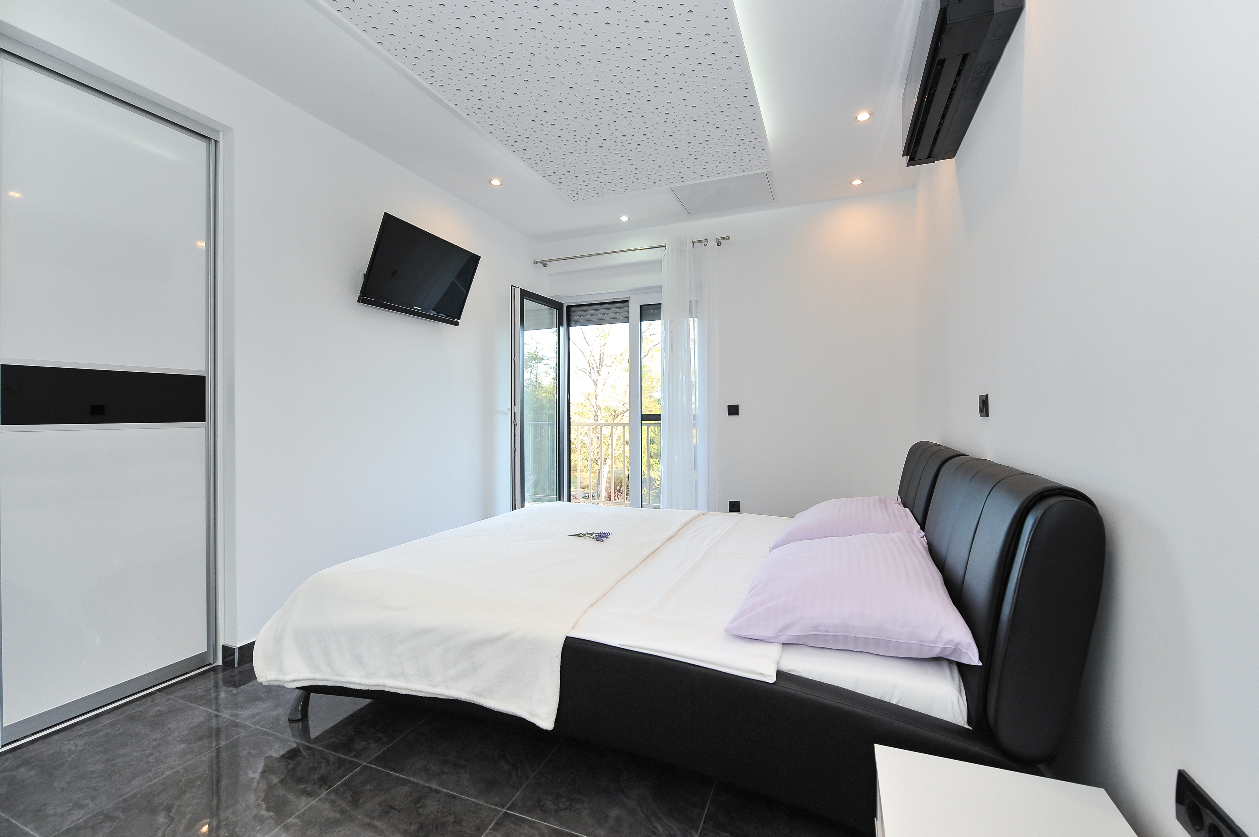 Three bedroom house with balcony Privlaka, Zadar  K