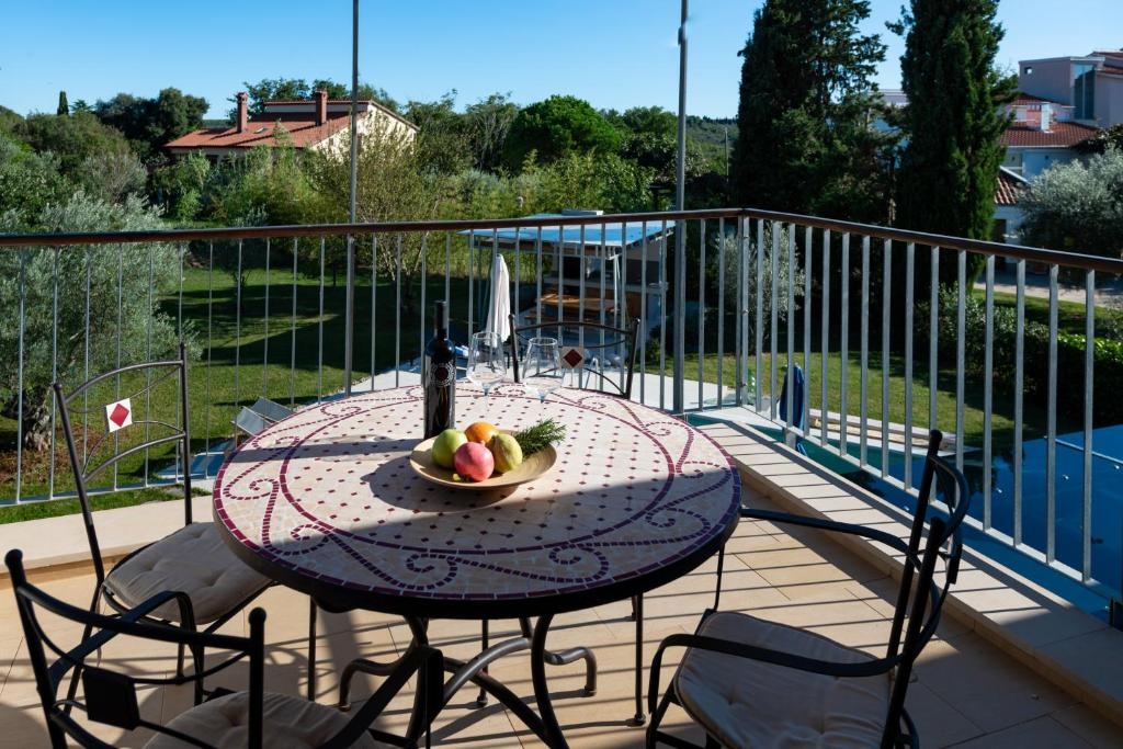 One bedroom apartment with terrace Banjole, Pula  A-b