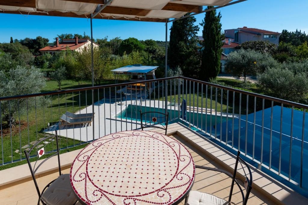 One bedroom apartment with terrace Banjole, Pula  A-b