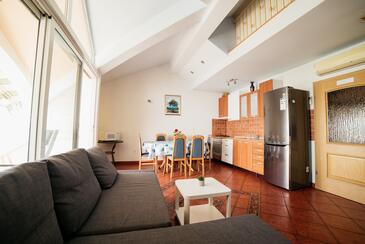 Selce, Living room in the apartment, air condition available and WiFi.