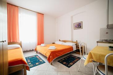 Selce, Bedroom in the studio-apartment, air condition available and WiFi.