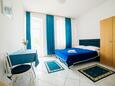 Selce, Bedroom in the studio-apartment, air condition available and WiFi.