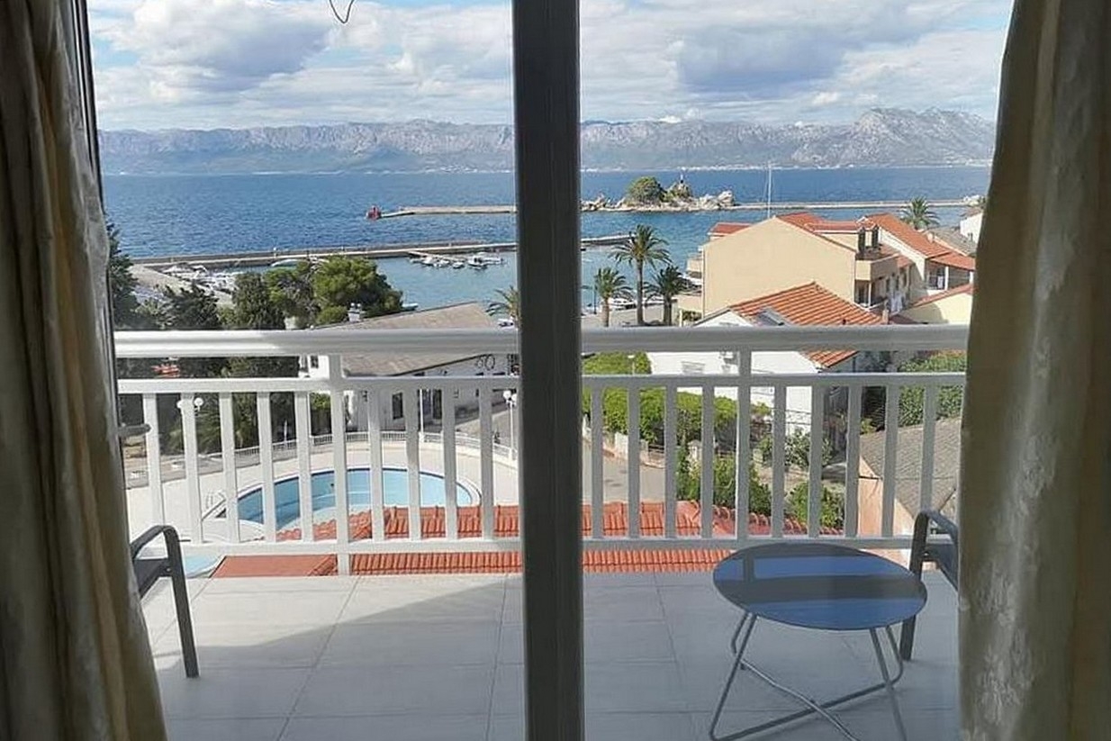 Two bedroom apartment with terrace and sea view Trpanj, Pelješac  A-a