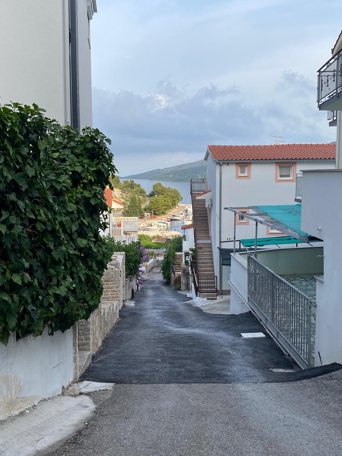 One bedroom apartment with terrace Marina, Trogir  A-b