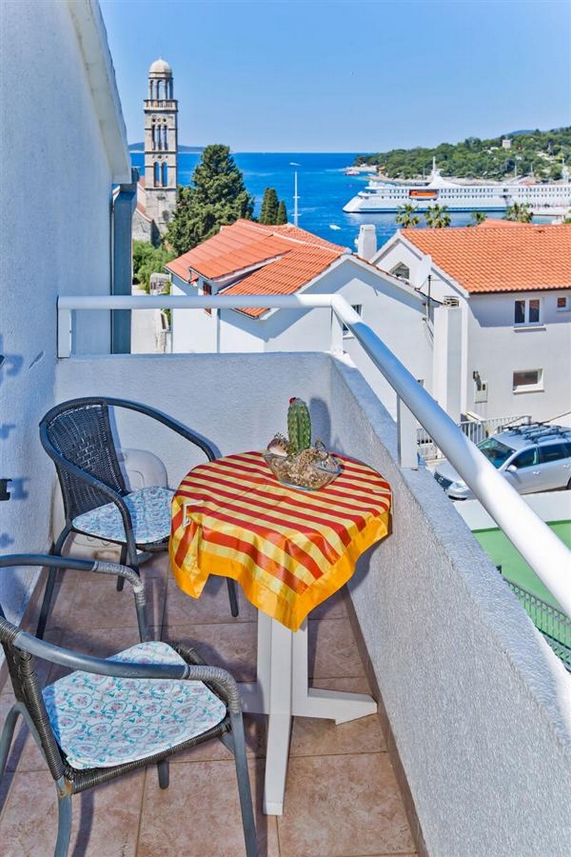 One bedroom apartment with balcony and sea view Hvar  A-b