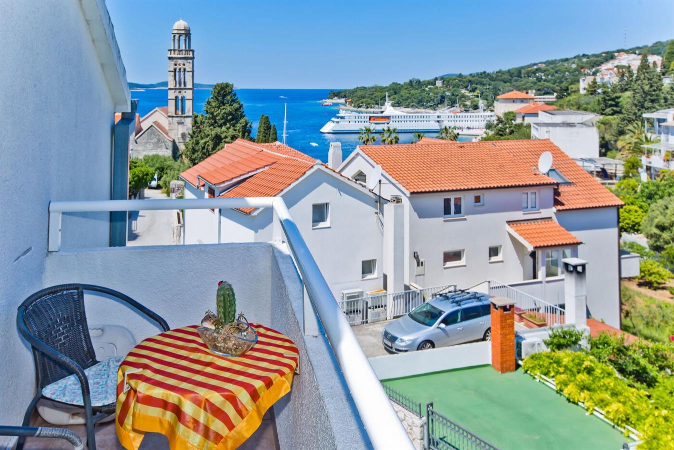 One bedroom apartment with balcony and sea view Hvar (A-23674-b)