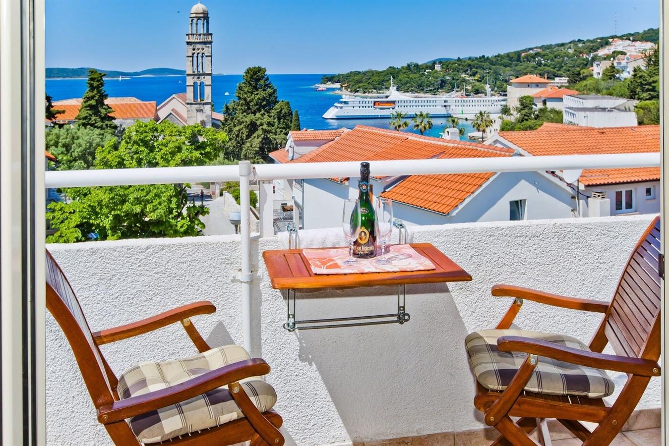 One bedroom apartment with balcony and sea view Hvar (A-23674-c)