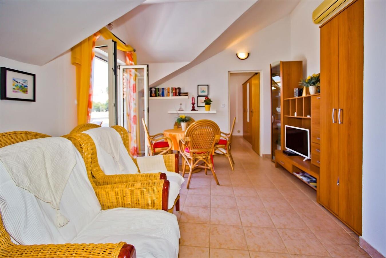 One bedroom apartment with balcony and sea view Hvar (A-23674-c) One bedroom apartment with balcony and sea view Hvar (A-23674-c)
