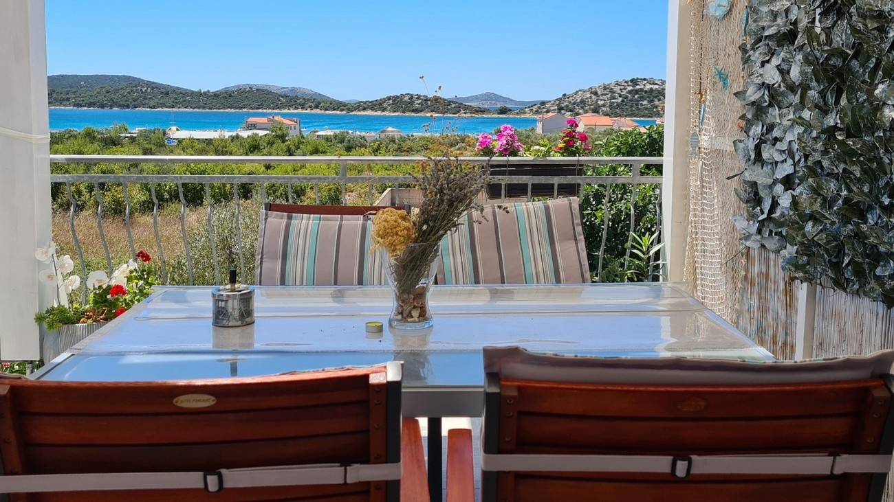 Jednosobni apartman s terasom i pogledom na more Tribunj, Vodice  A-a