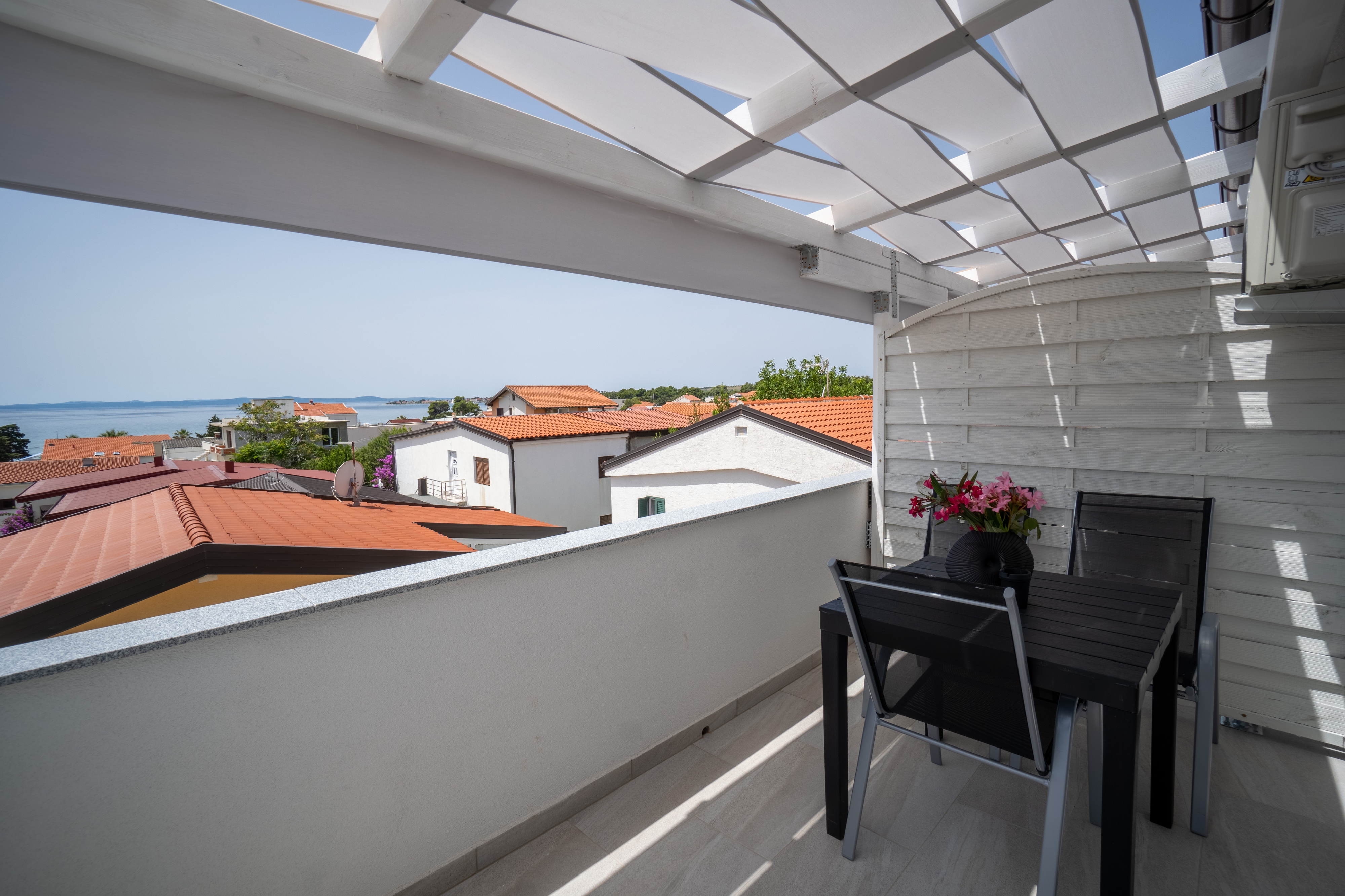 Studio flat with balcony and sea view Vir  AS-a