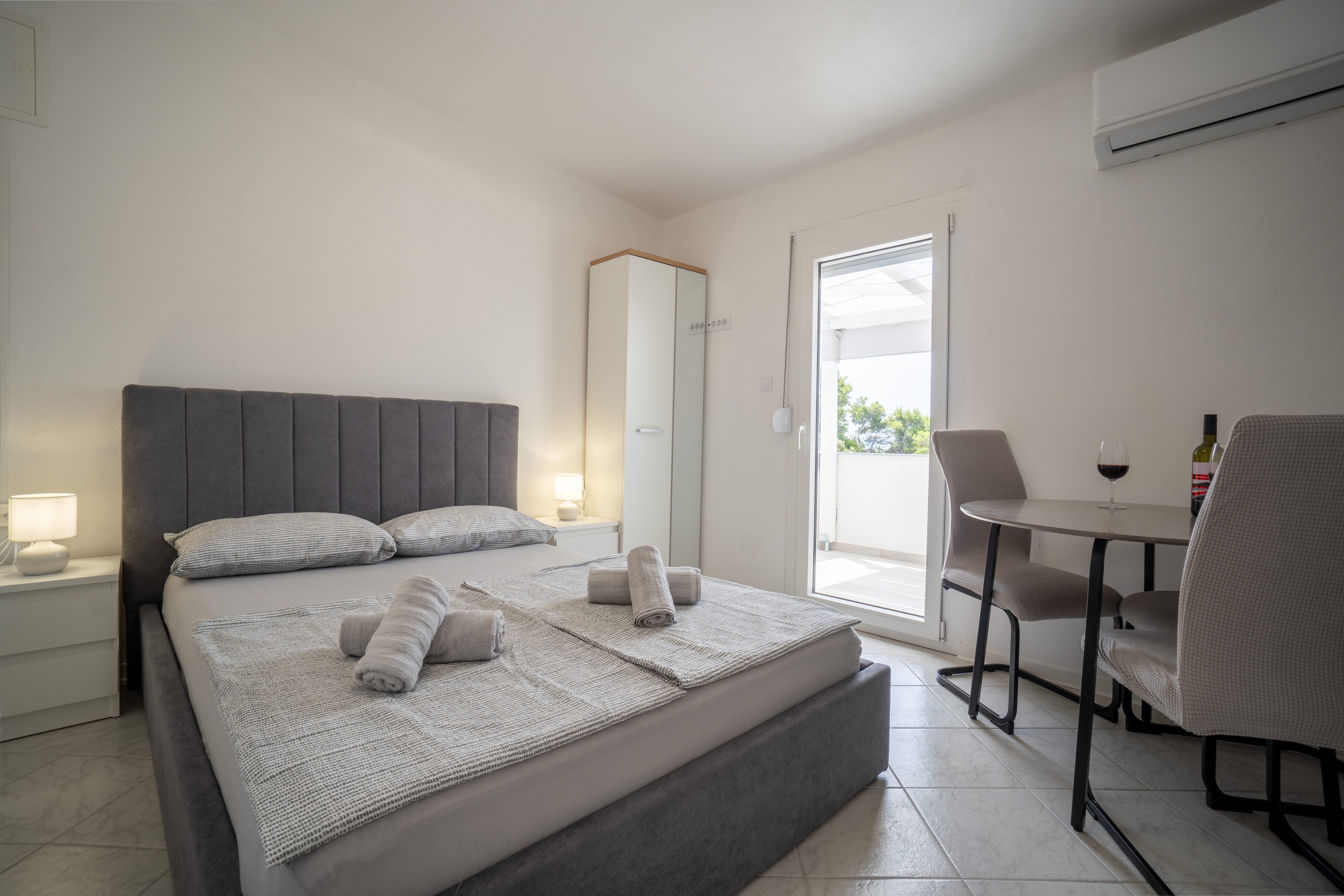 Studio flat with balcony and sea view Vir  AS-a
