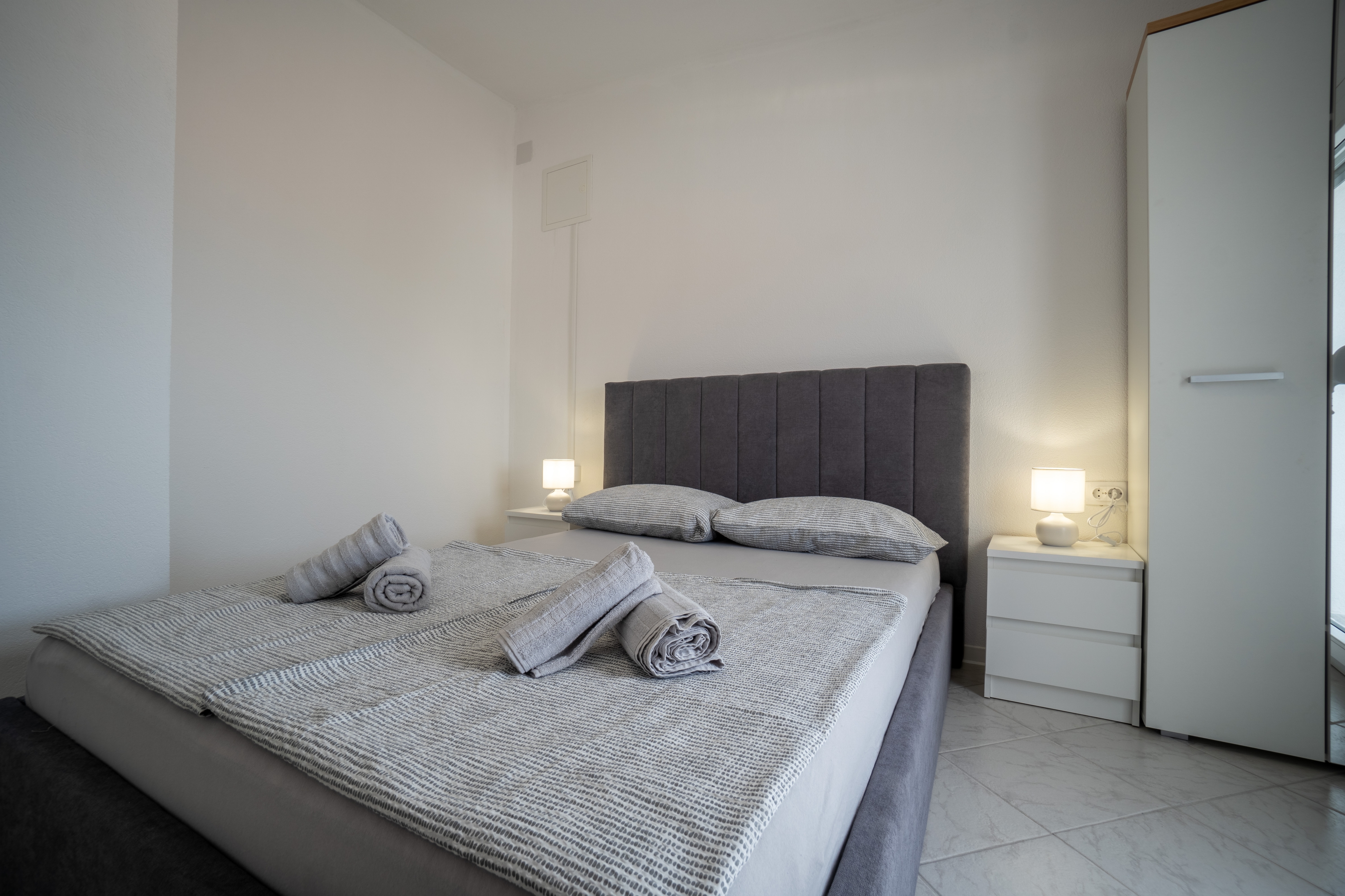 Studio flat with balcony and sea view Vir  AS-a