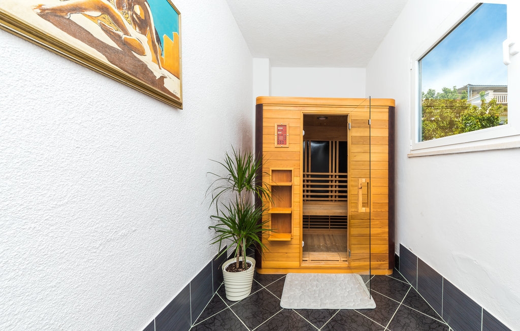 Comfortable and spacious house with terrace and sea view Kaštel Lukšić, Kaštela  K
