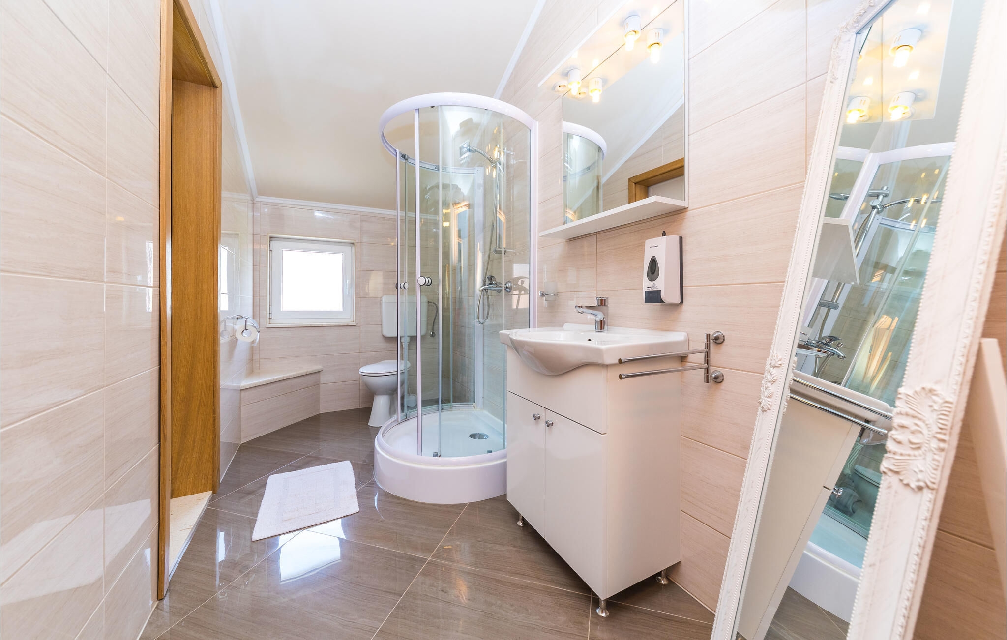 Comfortable and spacious house with terrace and sea view Kaštel Lukšić, Kaštela  K