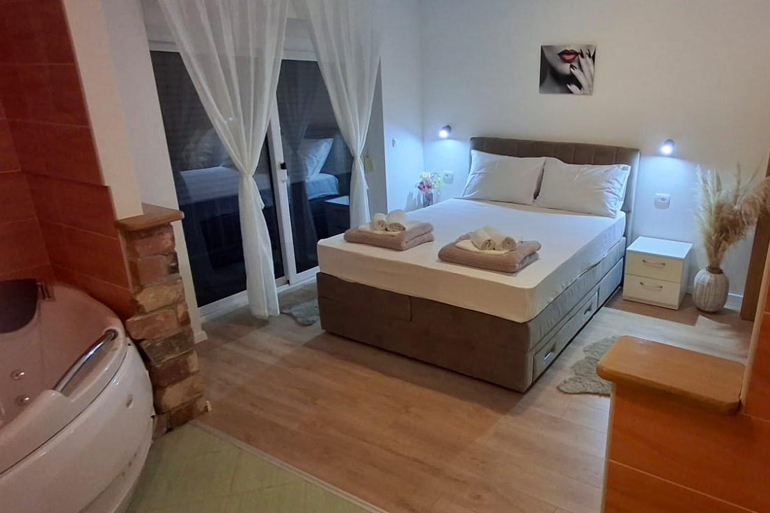 Comfortable and spacious house with terrace and sea view Kaštel Lukšić, Kaštela  K