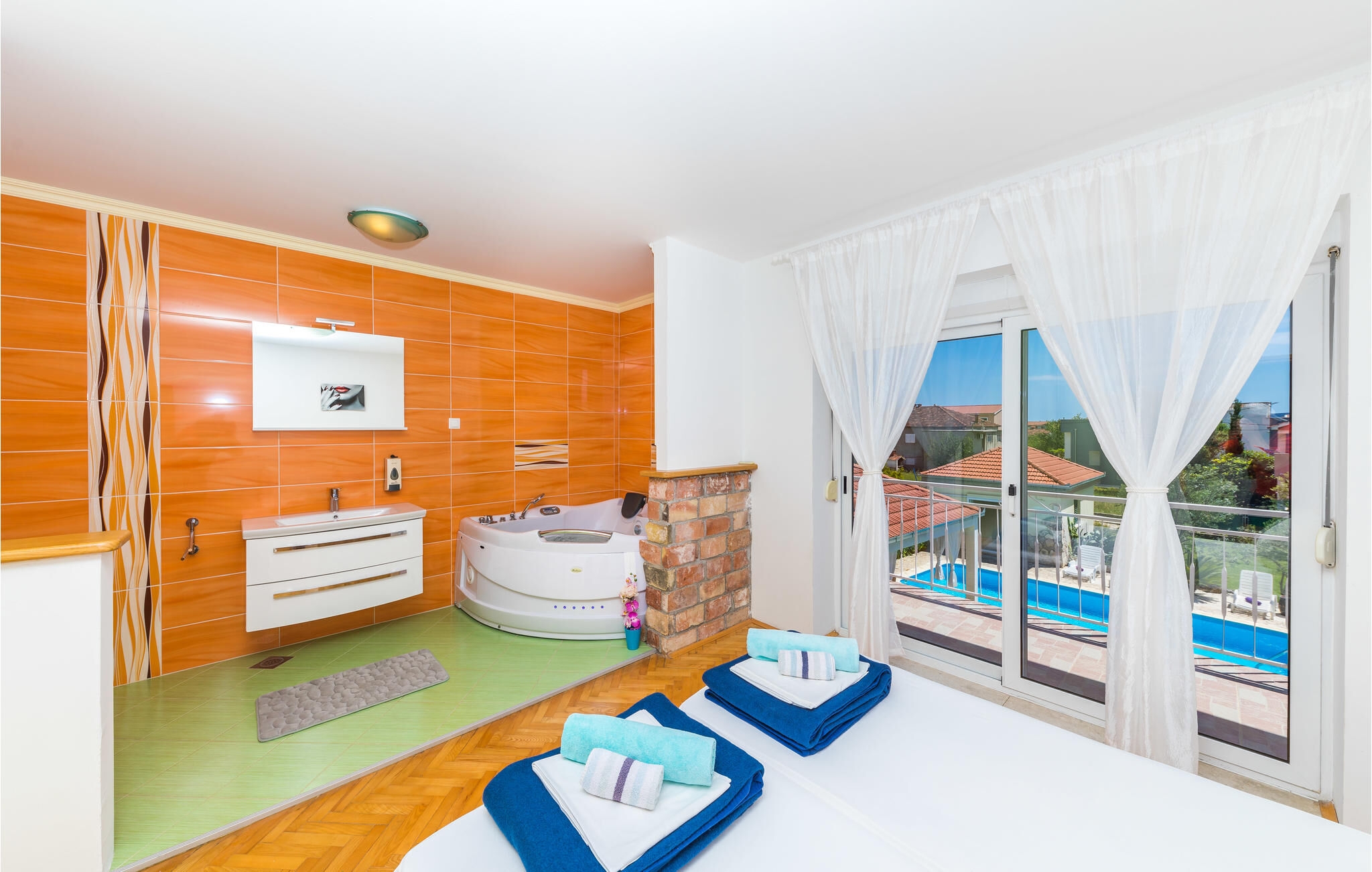 Comfortable and spacious house with terrace and sea view Kaštel Lukšić, Kaštela  K