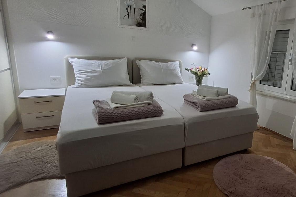 Comfortable and spacious house with terrace and sea view Kaštel Lukšić, Kaštela  K