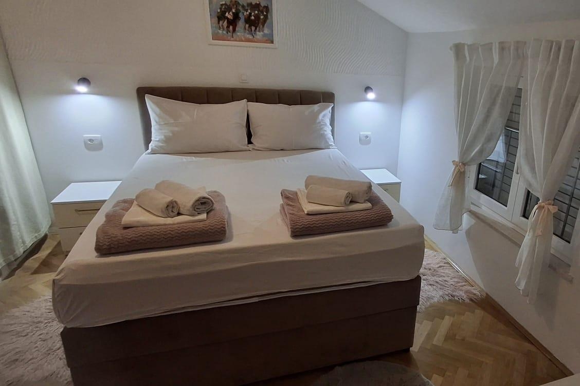 Comfortable and spacious house with terrace and sea view Kaštel Lukšić, Kaštela  K