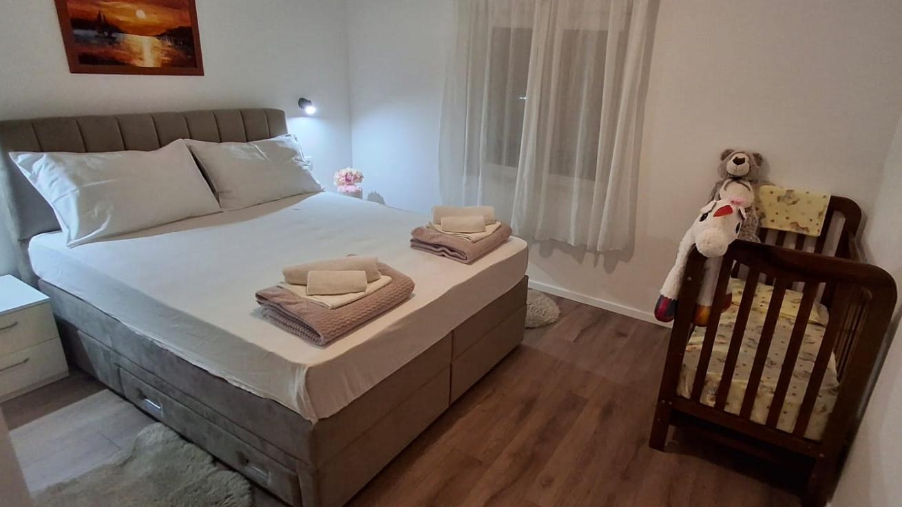 Comfortable and spacious house with terrace and sea view Kaštel Lukšić, Kaštela  K