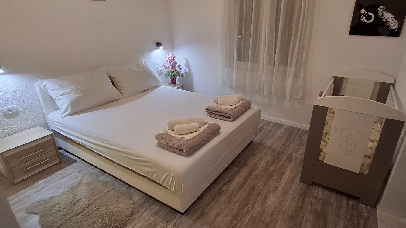 Comfortable and spacious house with terrace and sea view Kaštel Lukšić, Kaštela  K