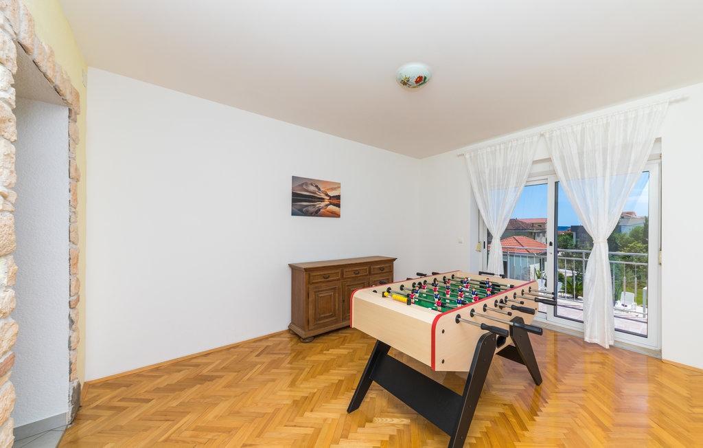 Comfortable and spacious house with terrace and sea view Kaštel Lukšić, Kaštela  K