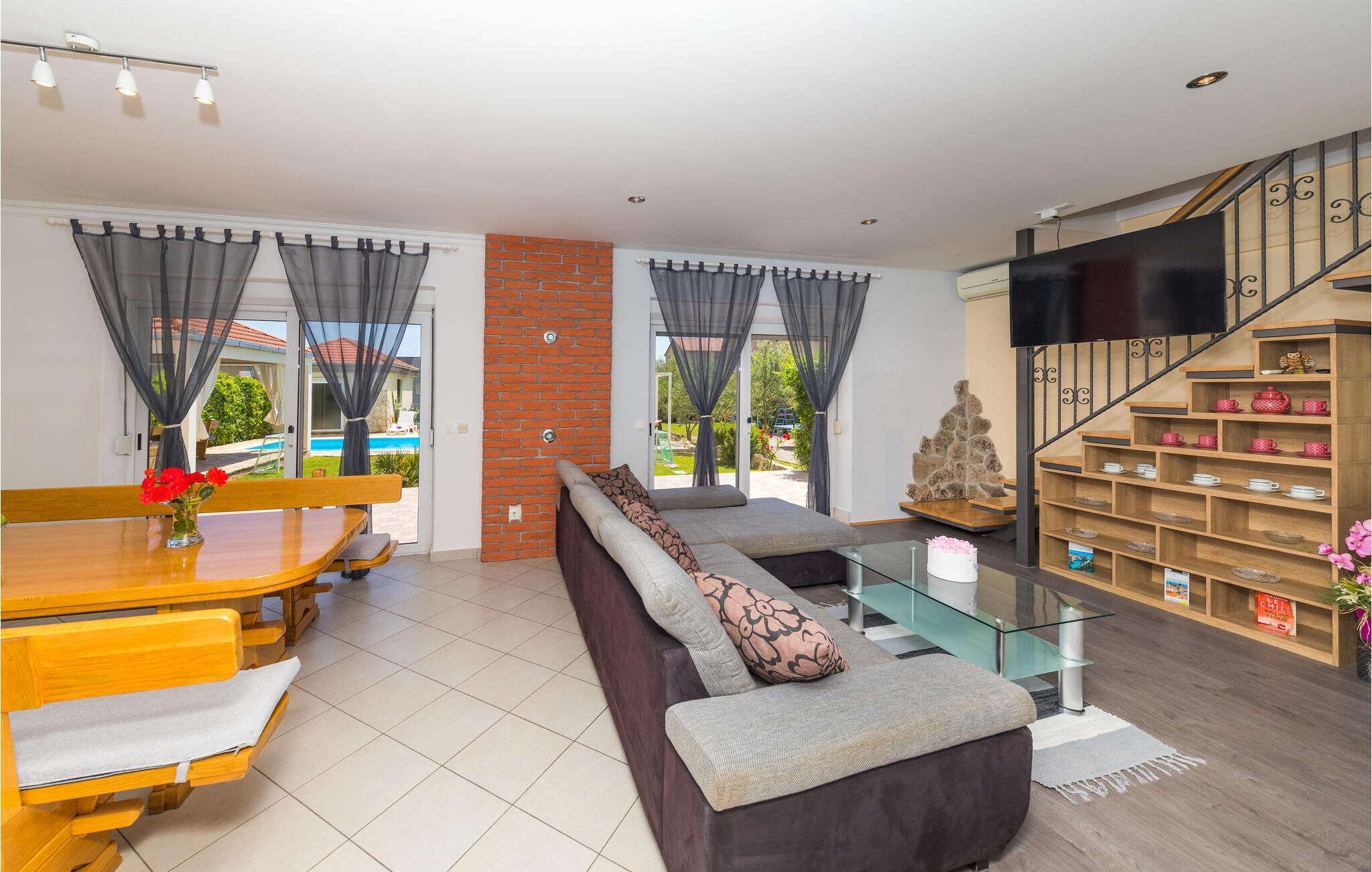 Comfortable and spacious house with terrace and sea view Kaštel Lukšić, Kaštela  K