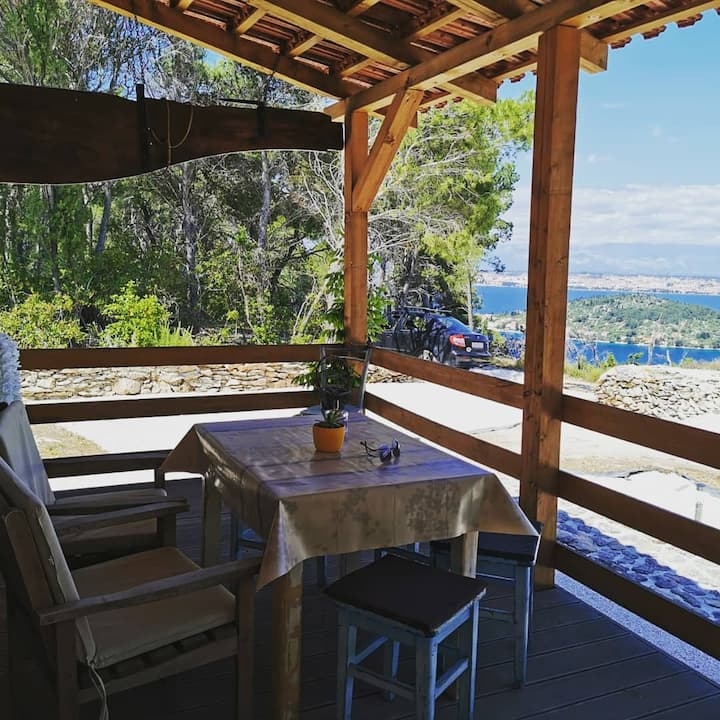 Jednosobna kuća s terasom i pogledom na more Kali, Ugljan  K