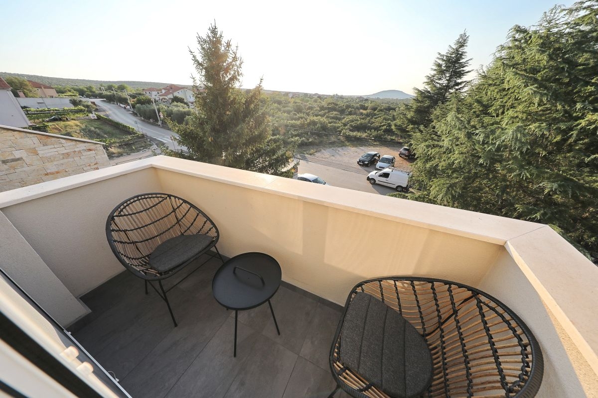 Comfortable and spacious house with terrace Sikovo, Biograd  K