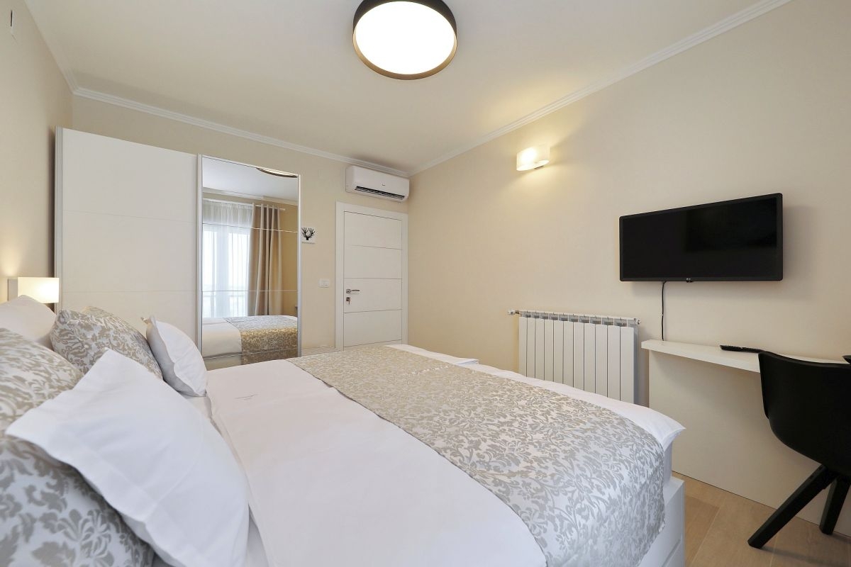 Comfortable and spacious house with terrace Sikovo, Biograd  K