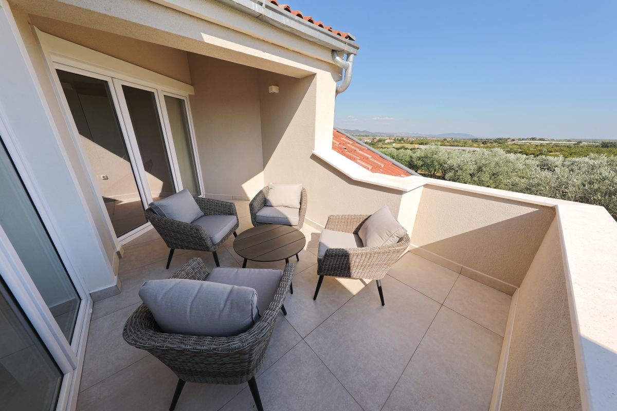 Comfortable and spacious house with terrace Sikovo, Biograd  K