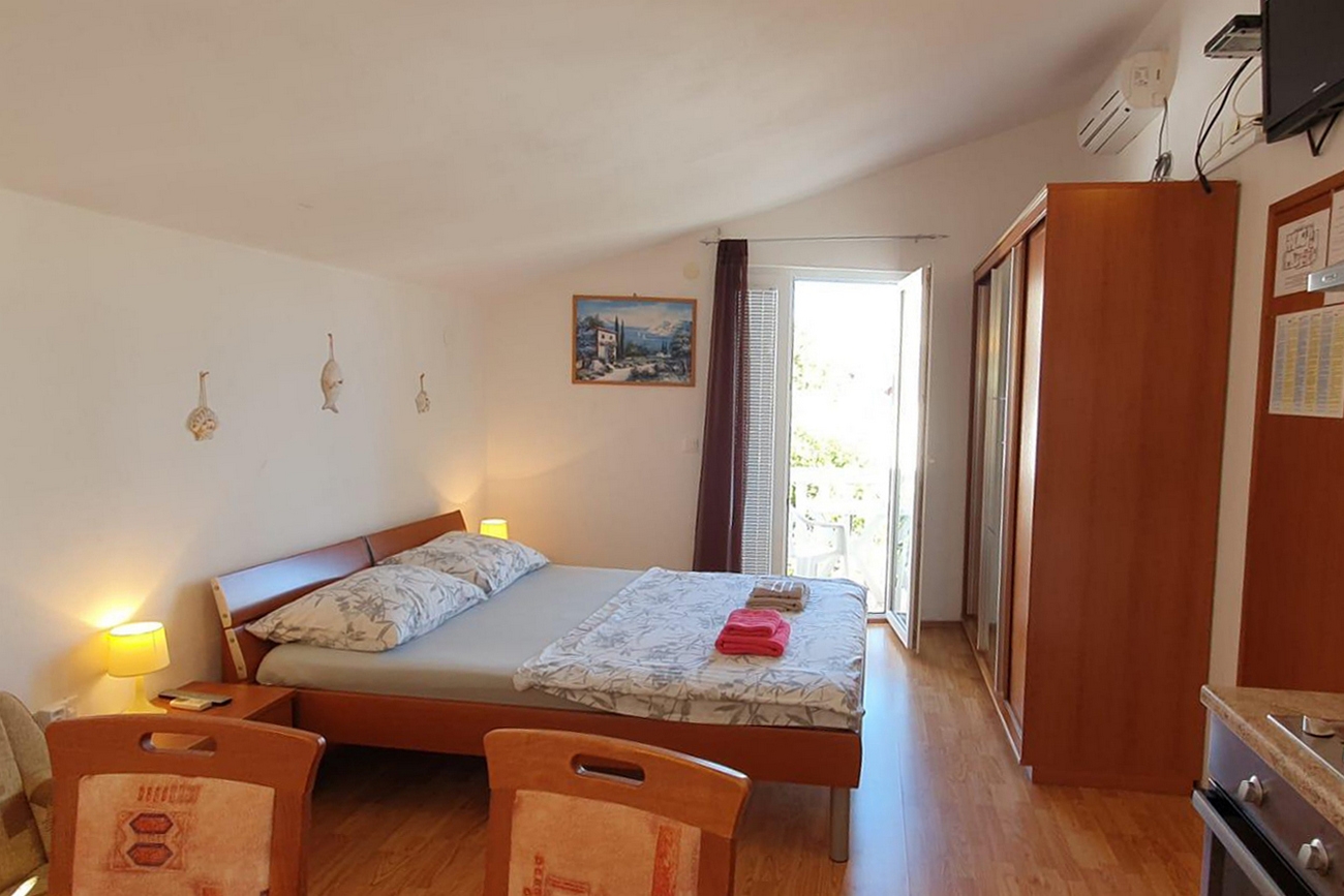 Studio flat with balcony and sea view Tisno, Murter (AS-23720-a)