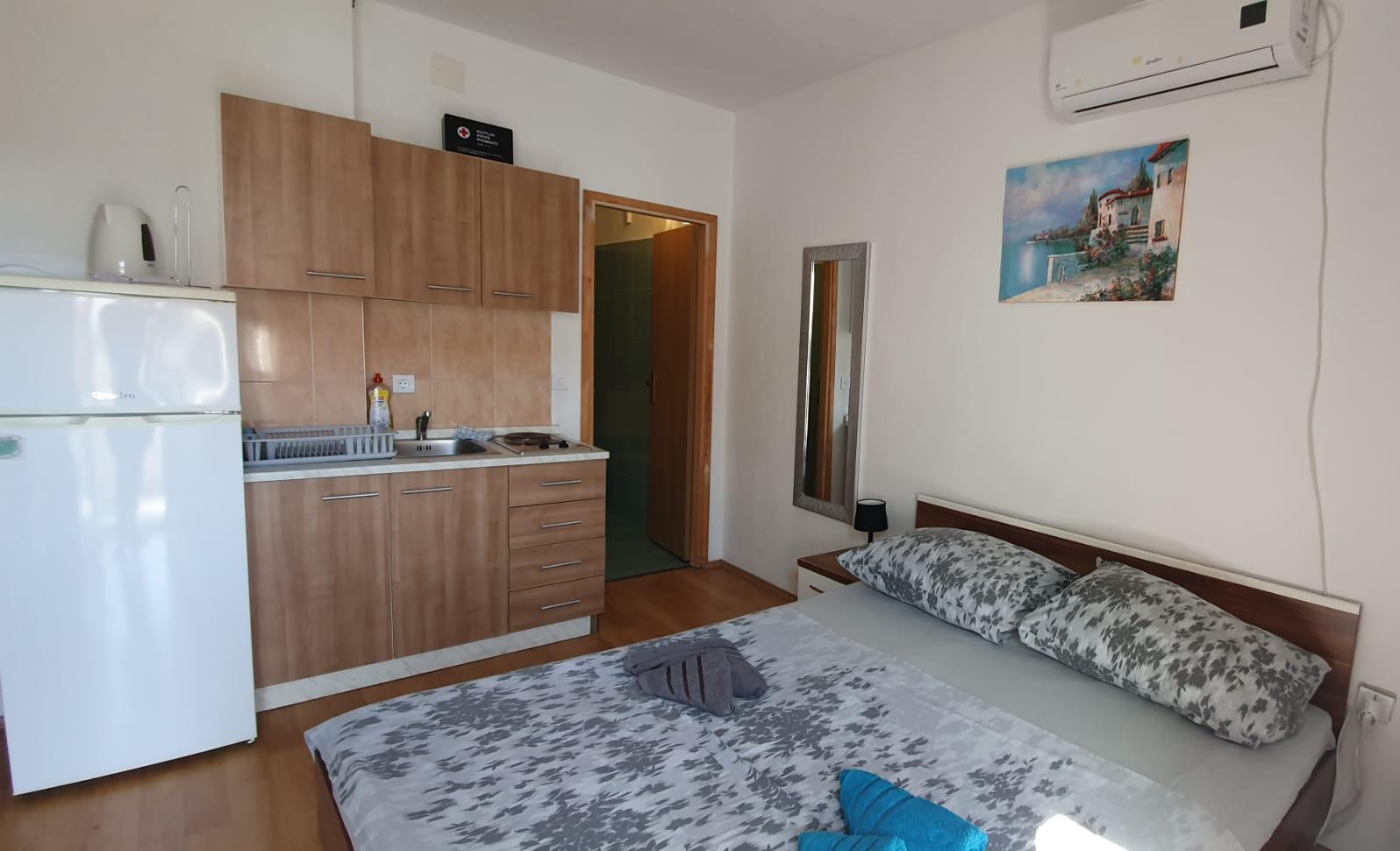 Studio flat with air-conditioning Tisno, Murter (AS-23720-e)