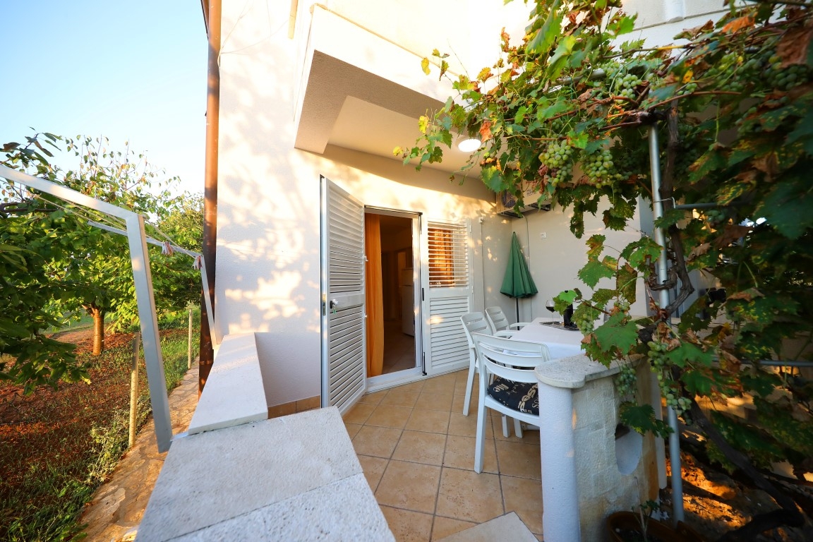 One bedroom apartment with terrace and sea view Sukošan, Zadar  A-c
