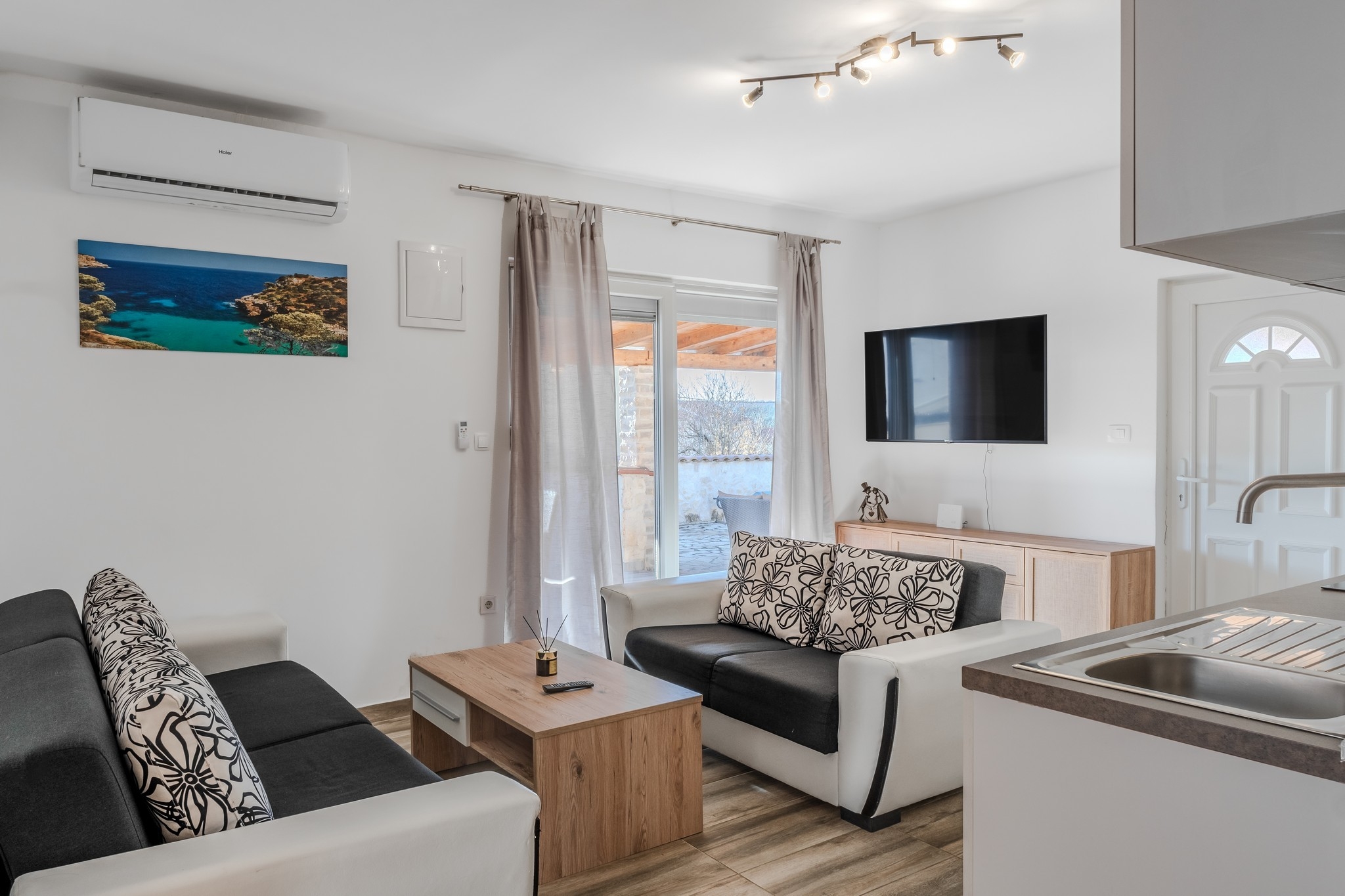 Three bedroom house with terrace and sea view Posedarje, Novigrad  K