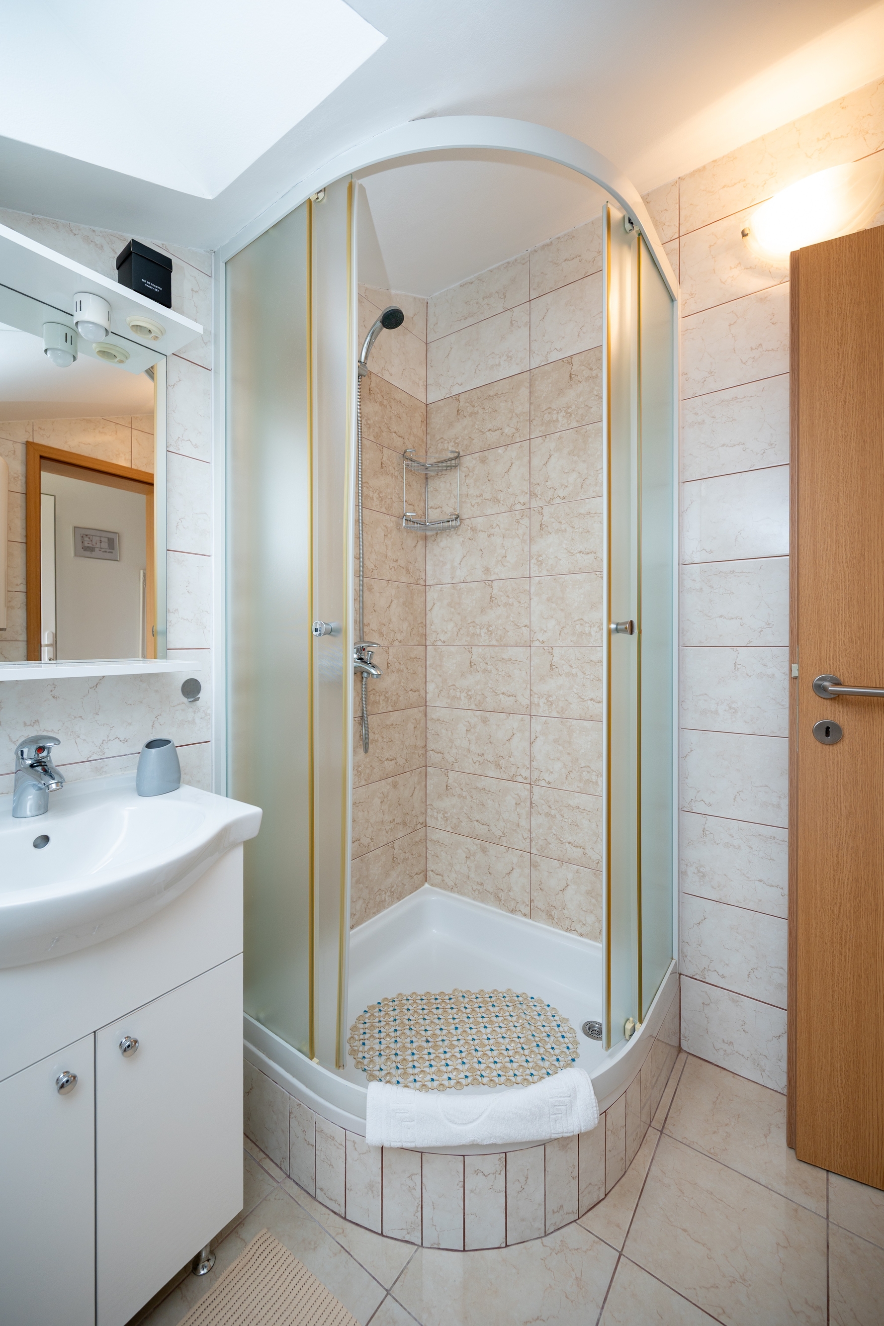Two bedroom apartment with terrace and sea view Lopar, Rab  A-b
