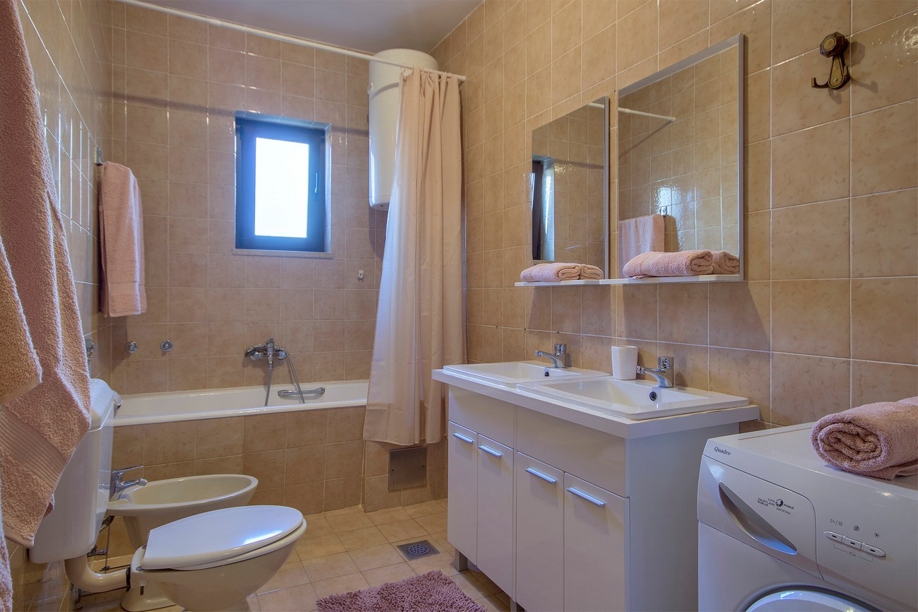 Three bedroom apartment with terrace Valbandon, Fažana  A-a
