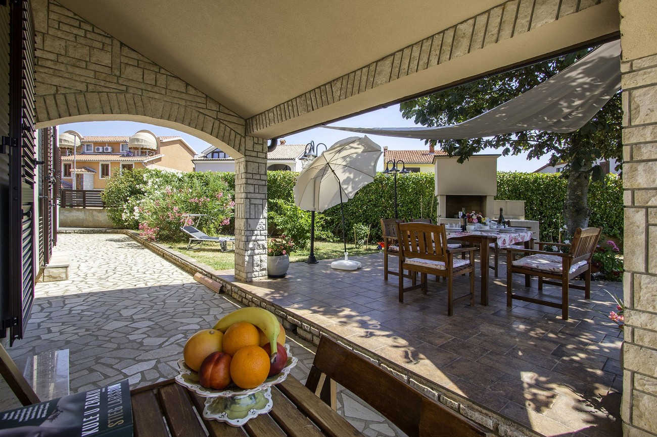 Three bedroom apartment with terrace Valbandon, Fažana  A-a