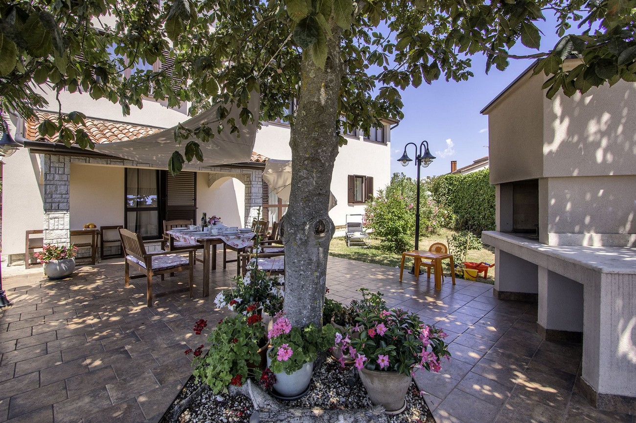 Three bedroom apartment with terrace Valbandon, Fažana  A-a