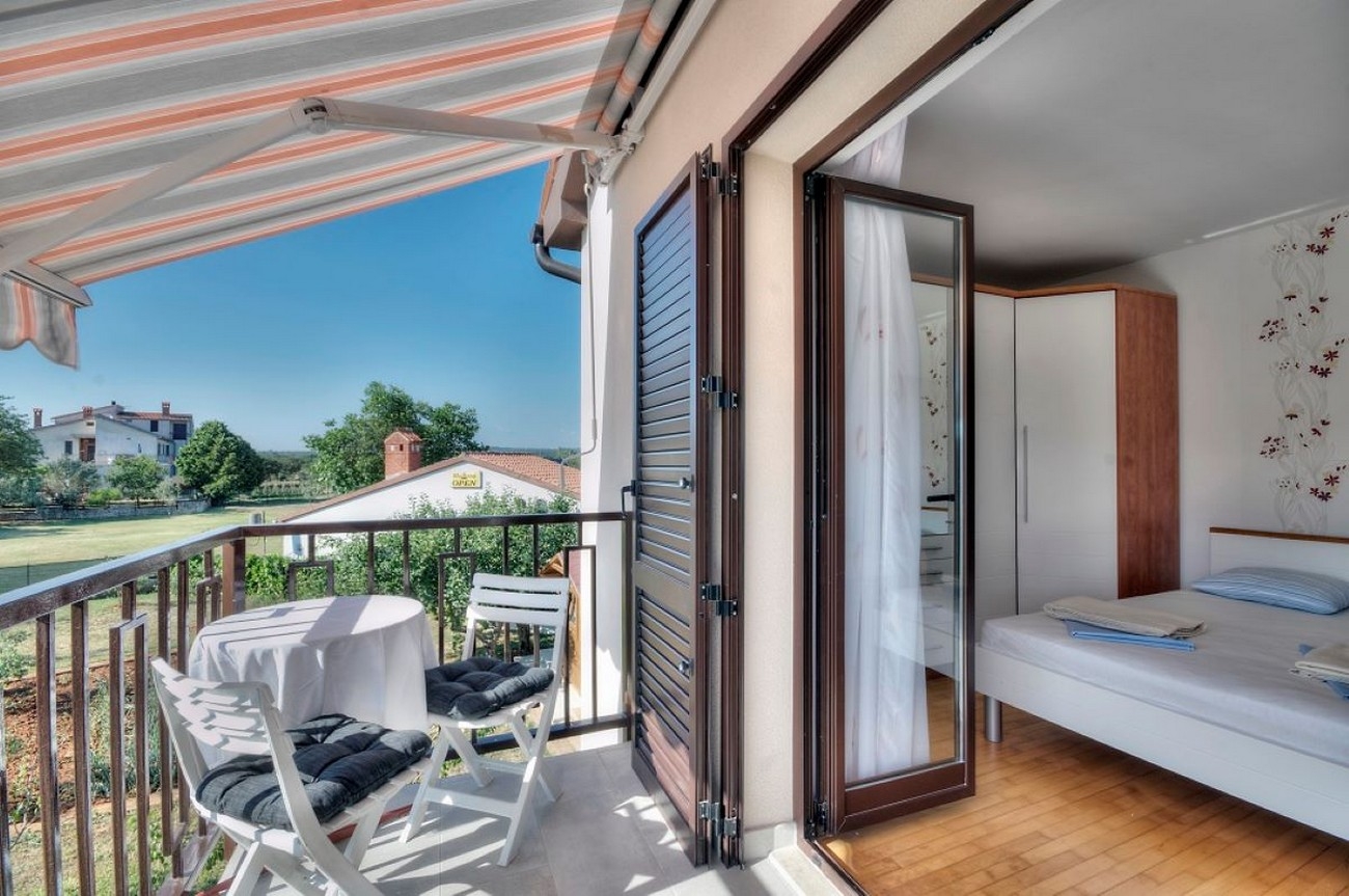 Three bedroom apartment with terrace Valbandon (Fažana) (A-23745-b)