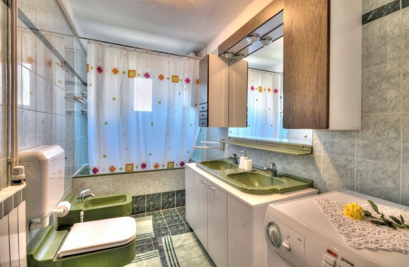 Three bedroom apartment with terrace Valbandon, Fažana  A-b
