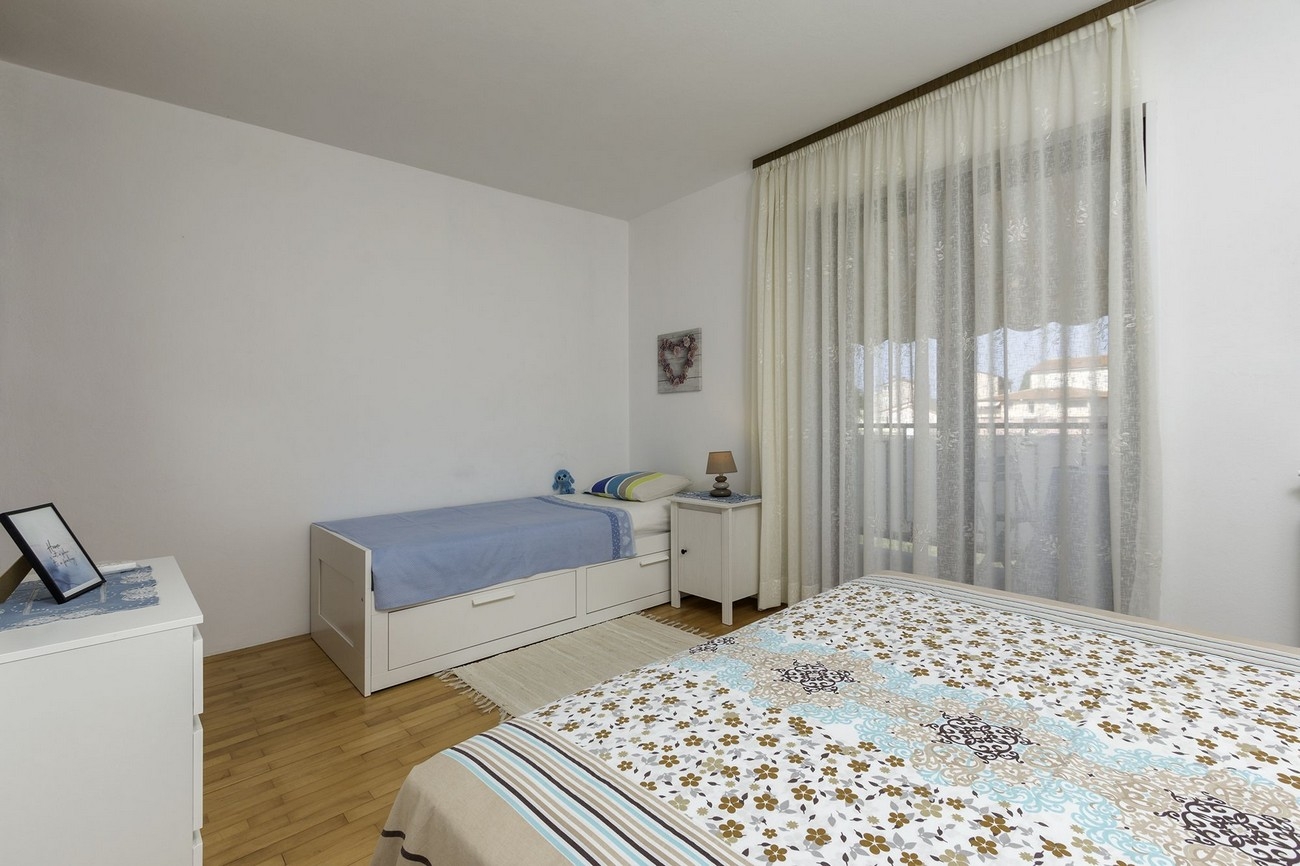 Three bedroom apartment with terrace Valbandon, Fažana  A-b