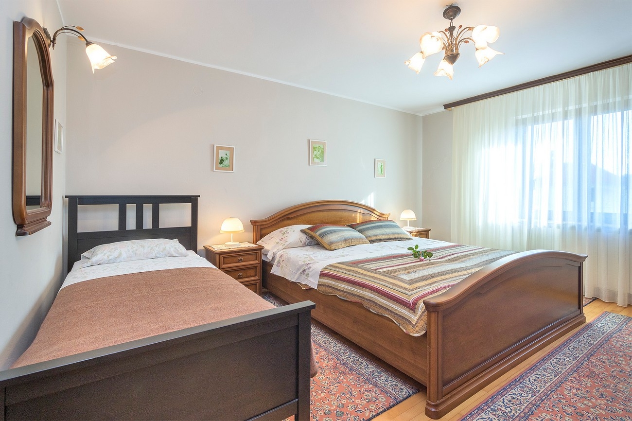 Three bedroom apartment with terrace Valbandon, Fažana  A-b