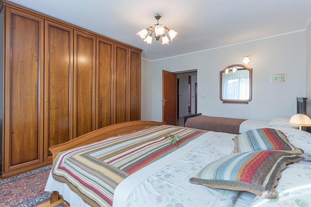 Three bedroom apartment with terrace Valbandon, Fažana  A-b