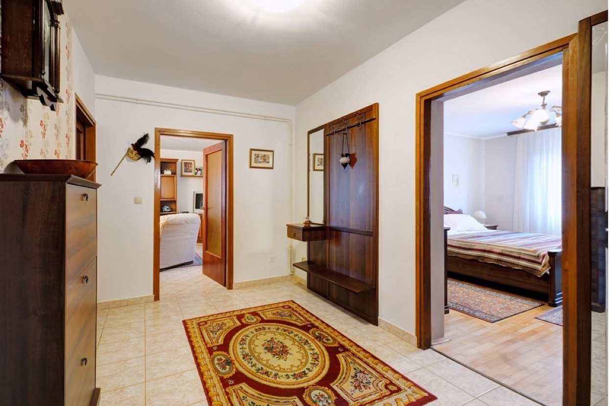 Three bedroom apartment with terrace Valbandon, Fažana  A-b