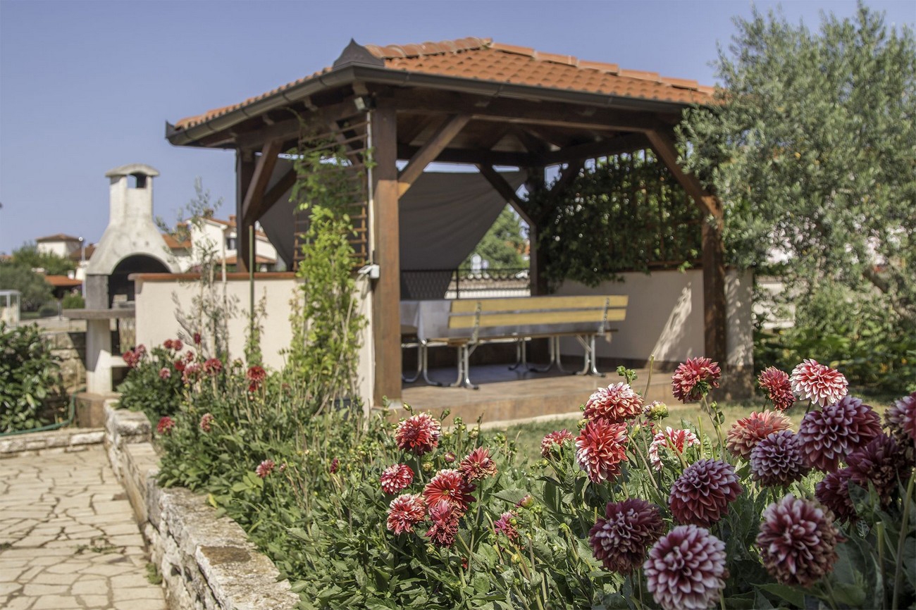 Three bedroom apartment with terrace Valbandon, Fažana  A-b