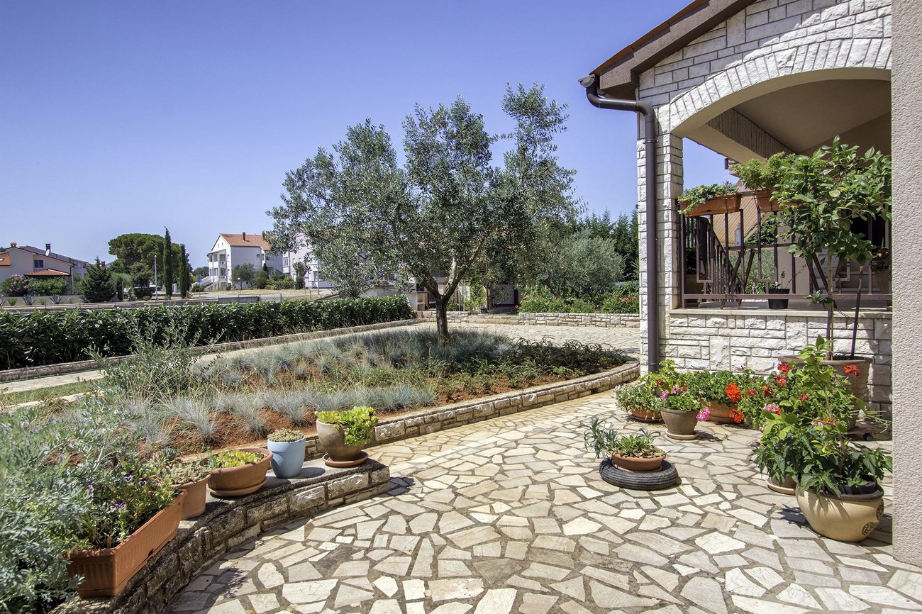 Three bedroom apartment with terrace Valbandon, Fažana  A-b