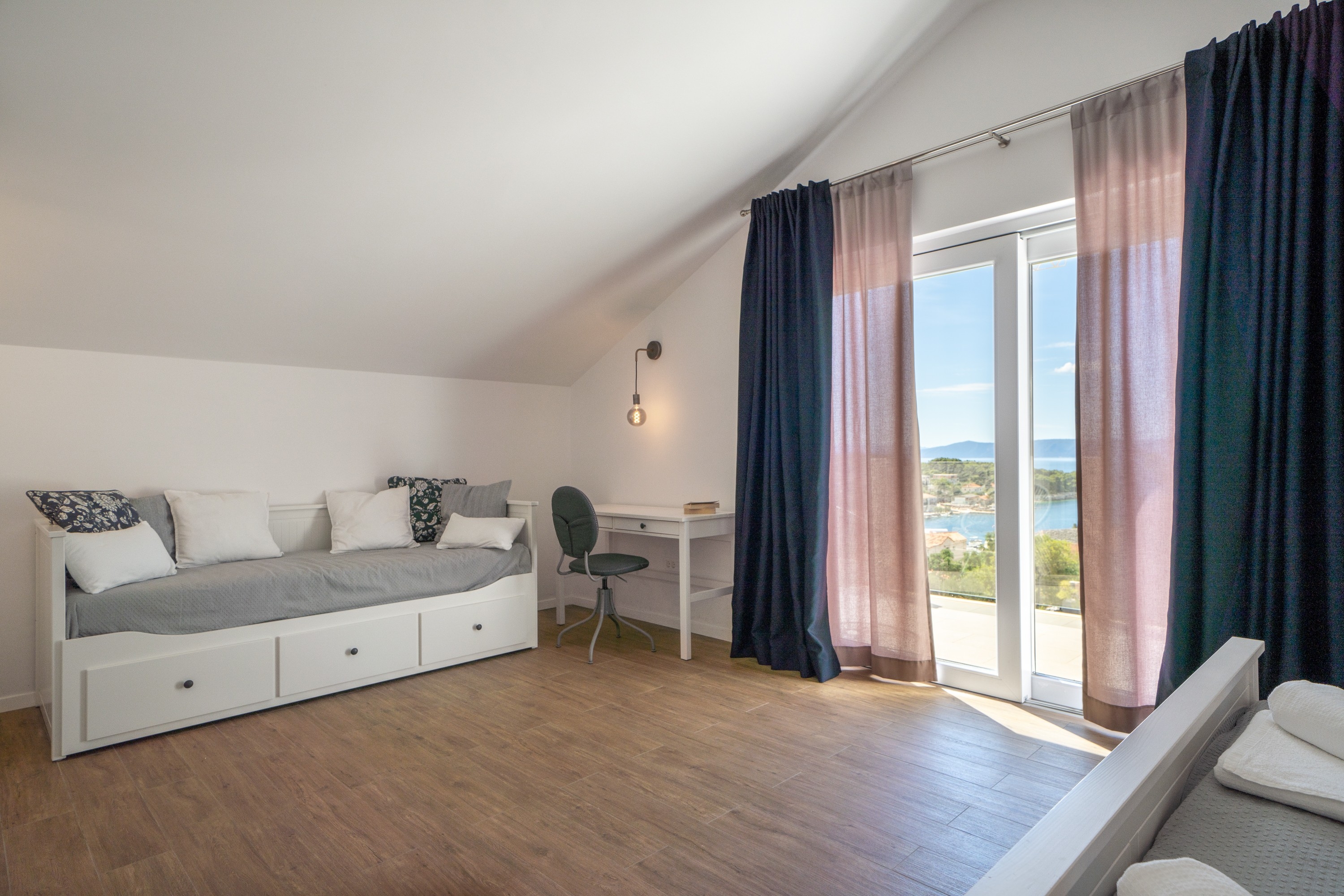 Three bedroom house with terrace and sea view Sumartin, Brač  K