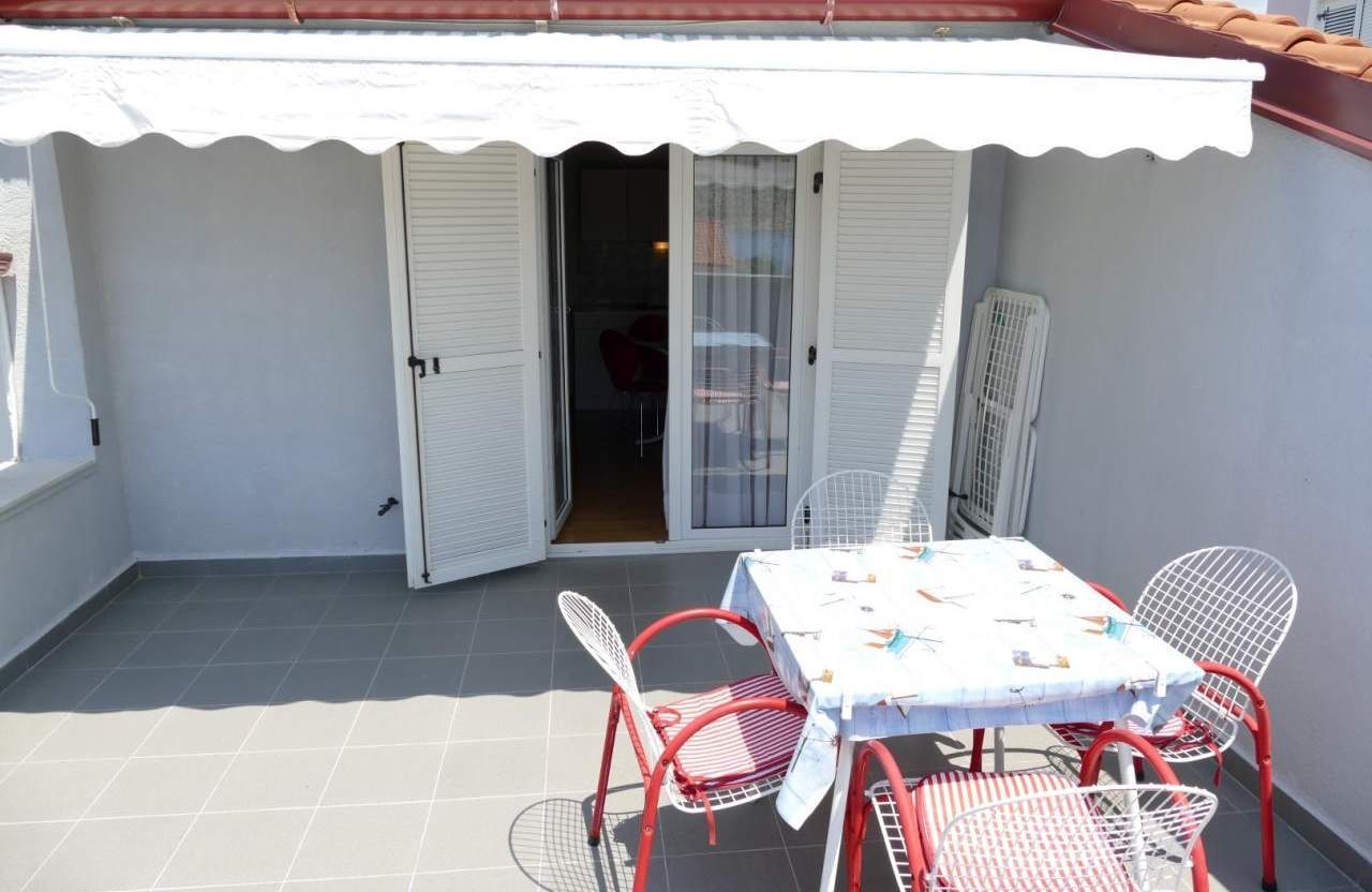 One bedroom apartment with terrace and sea view Barbat, Rab  A-a