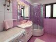 Salle de bain Jadranovo, Salle de bain dans l’hébergement en type apartment, animaux acceptés et WiFi.